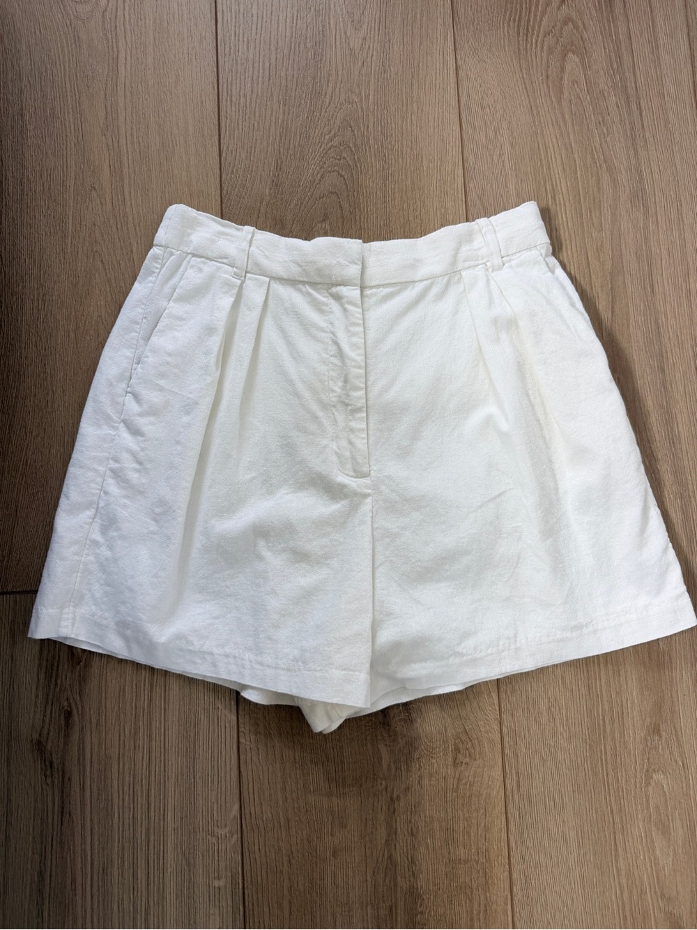 Abercrombie & Fitch White High-Waist Pleated Women's Shorts